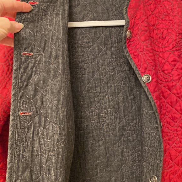 Sz 1 (8/Med) Chicos Reversible Floral Quilted Pattern Red Dark Wash Denim Pocket - Picture 7 of 15
